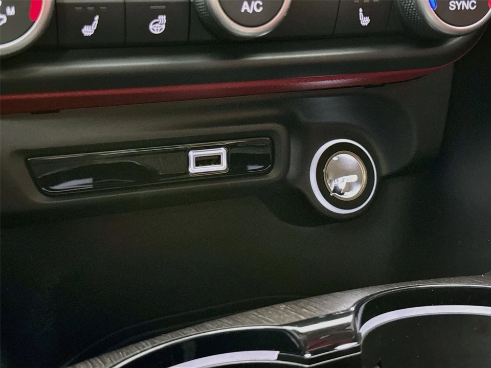 2021 Alfa Romeo Giulia - Image 27 of 31