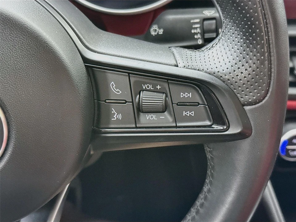2021 Alfa Romeo Giulia - Image 16 of 31