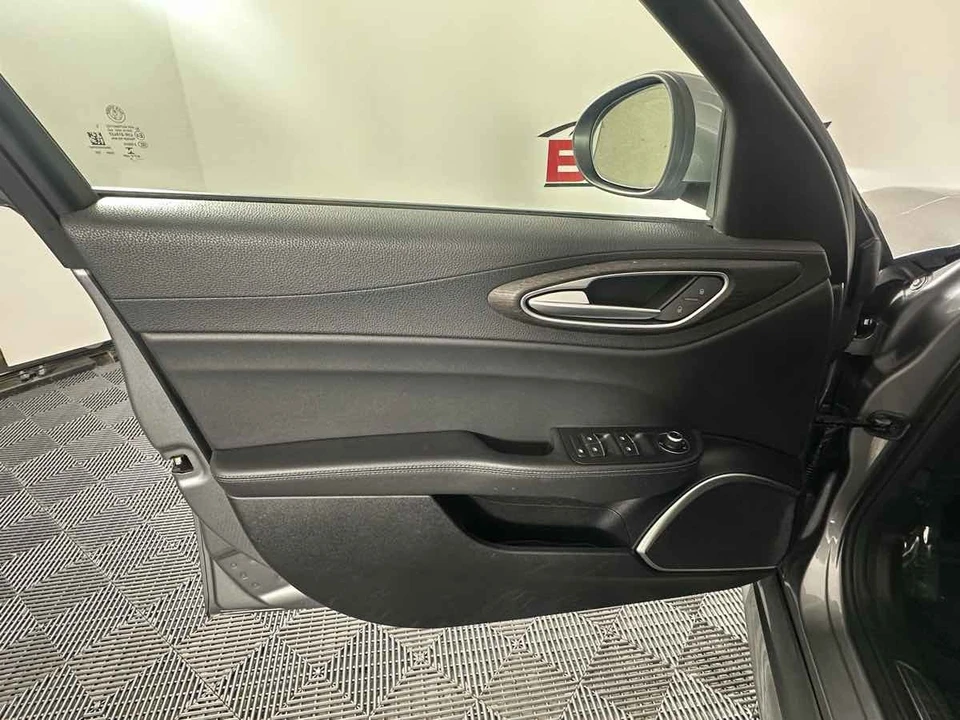 2021 Alfa Romeo Giulia - Image 15 of 21