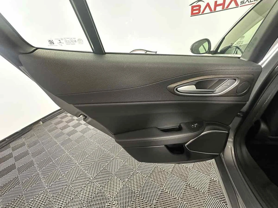 2021 Alfa Romeo Giulia - Image 17 of 21