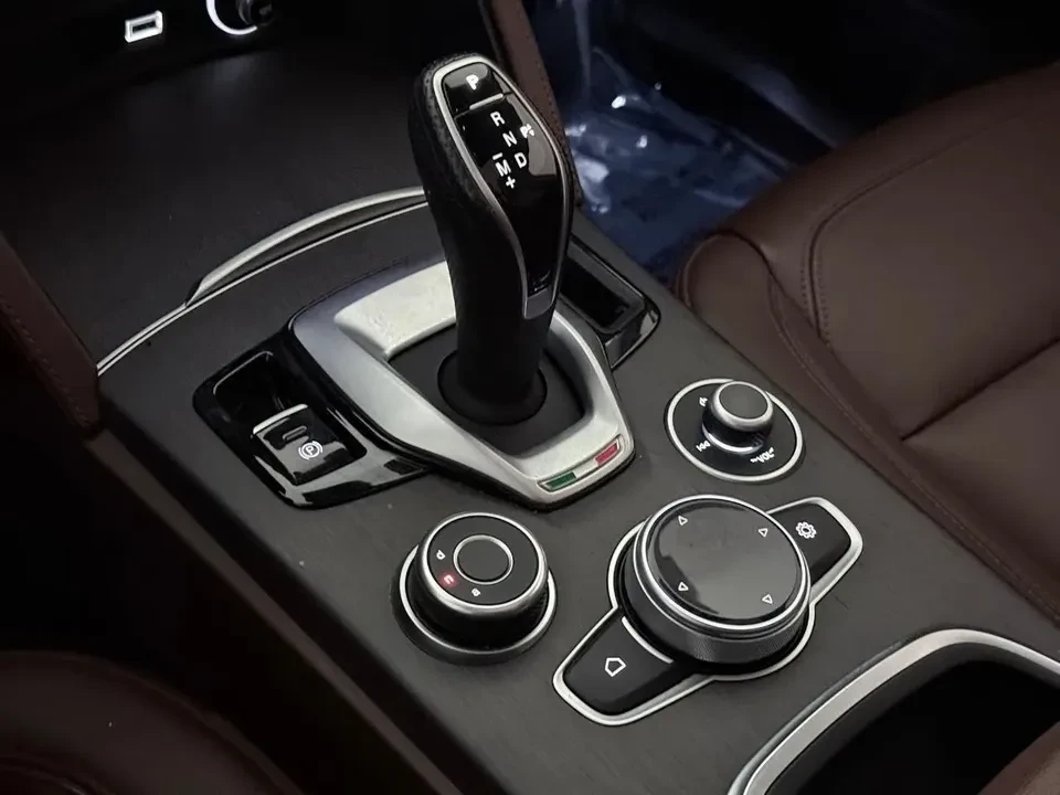 2021 Alfa Romeo Stelvio - Image 15 of 20