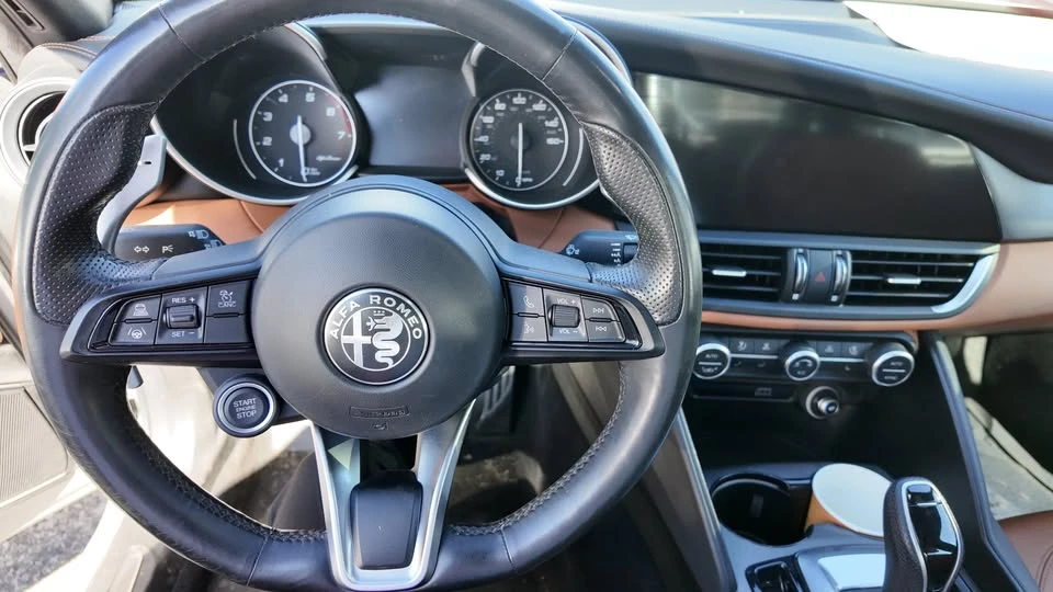 2021 Alfa Romeo Giulia - Image 10 of 11