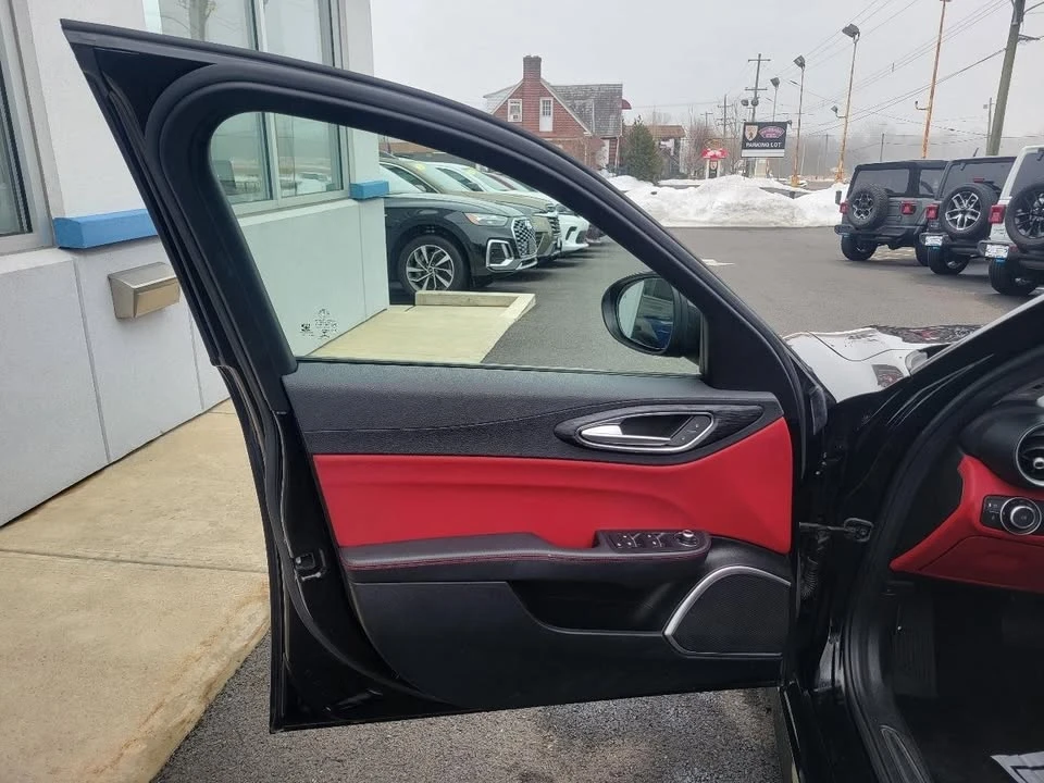 2021 Alfa Romeo Giulia - Image 18 of 19