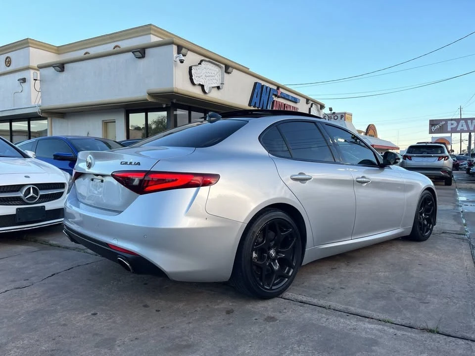 2021 Alfa Romeo Giulia - Image 5 of 16