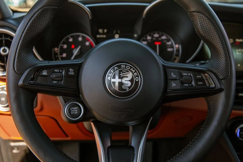 2021 Alfa Romeo Giulia - Image 15 of 16