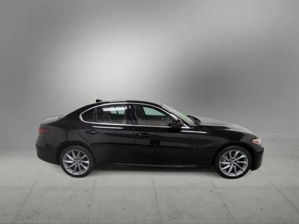 2021 Alfa Romeo Giulia - Image 9 of 20