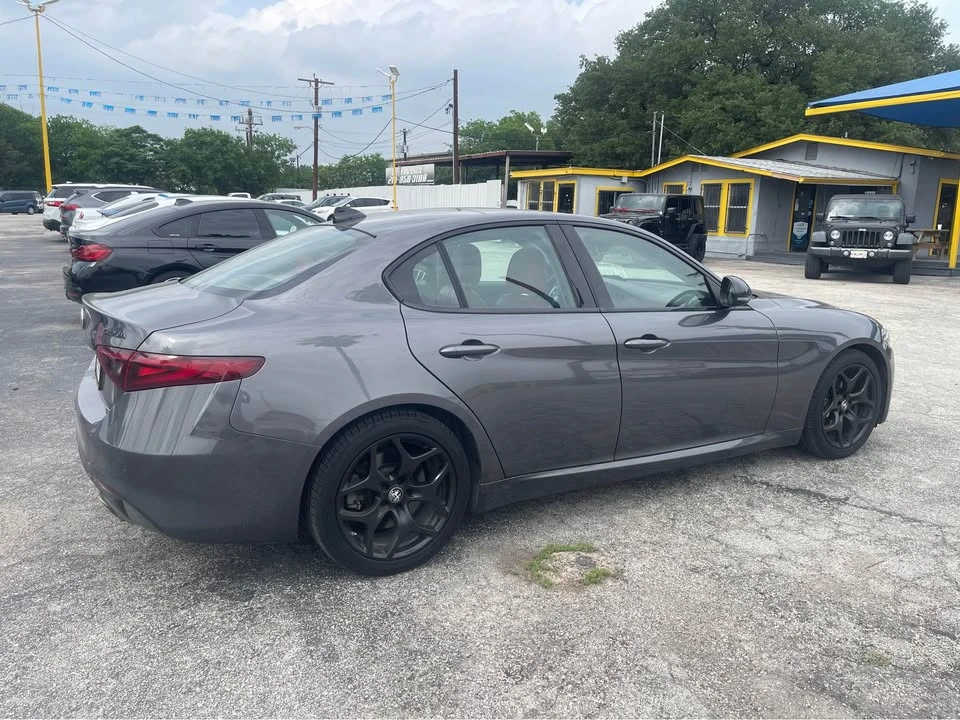 2021 Alfa Romeo Giulia - Image 5 of 9