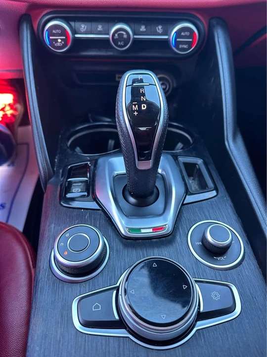 2021 Alfa Romeo Giulia - Image 17 of 18