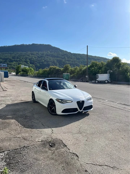 2021 Alfa Romeo Giulia - Image 5 of 10