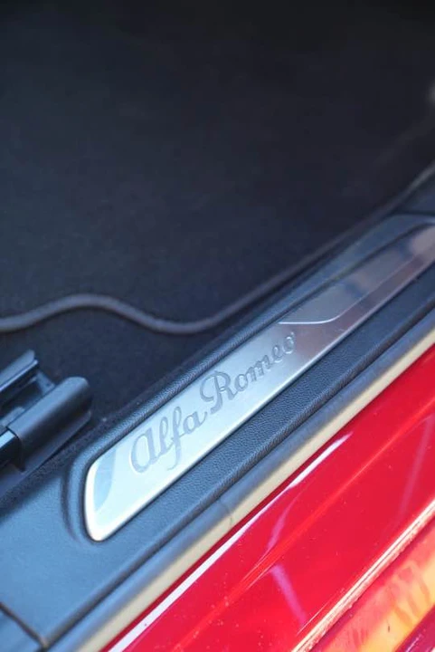 2021 Alfa Romeo Giulia - Image 5 of 10