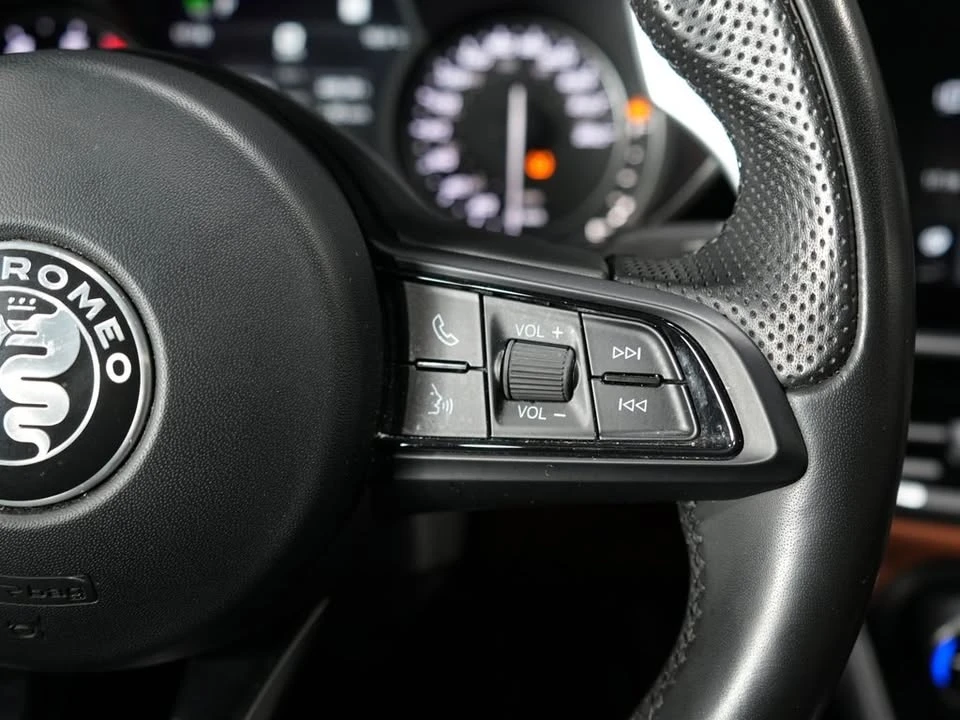 2021 Alfa Romeo Giulia - Image 9 of 20