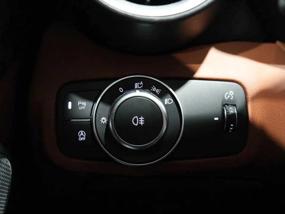 2021 Alfa Romeo Giulia - Image 16 of 19