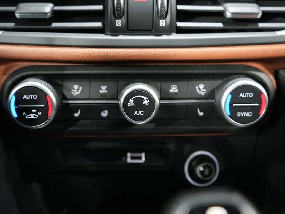 2021 Alfa Romeo Giulia - Image 14 of 19