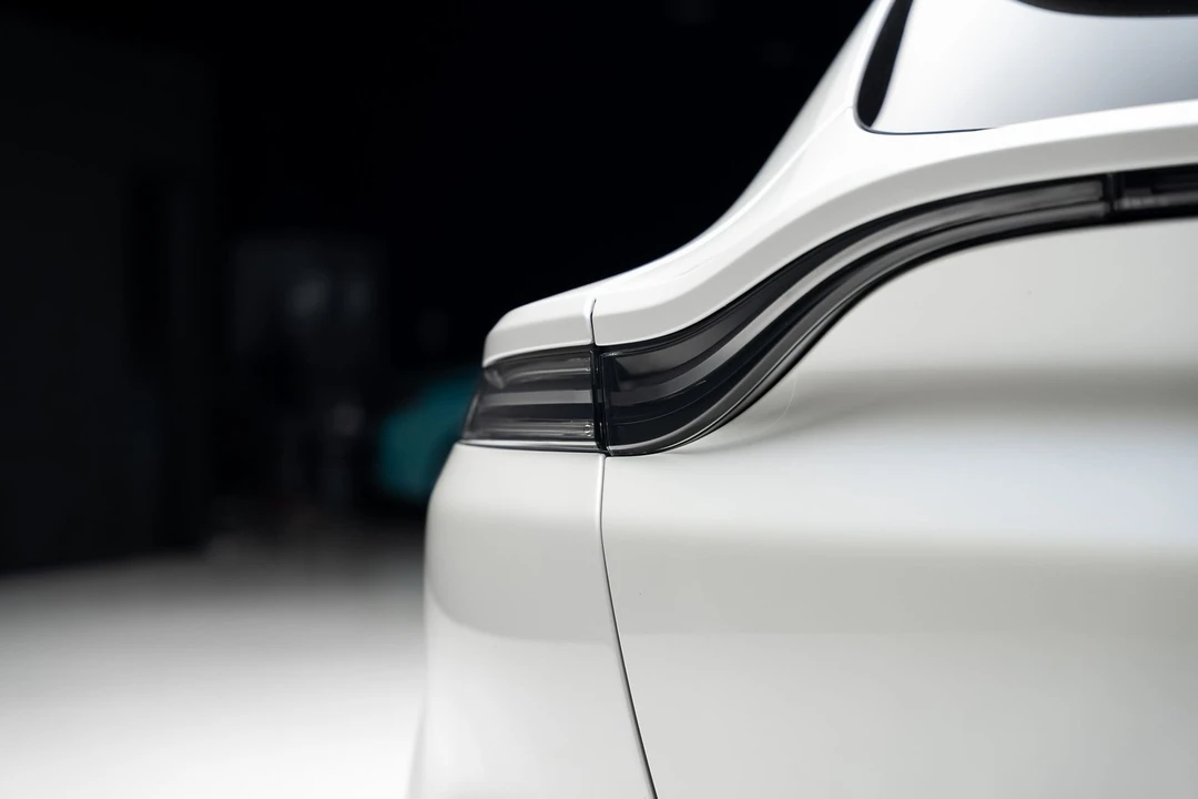 2021 Aston Martin DBX - Image 27 of 31