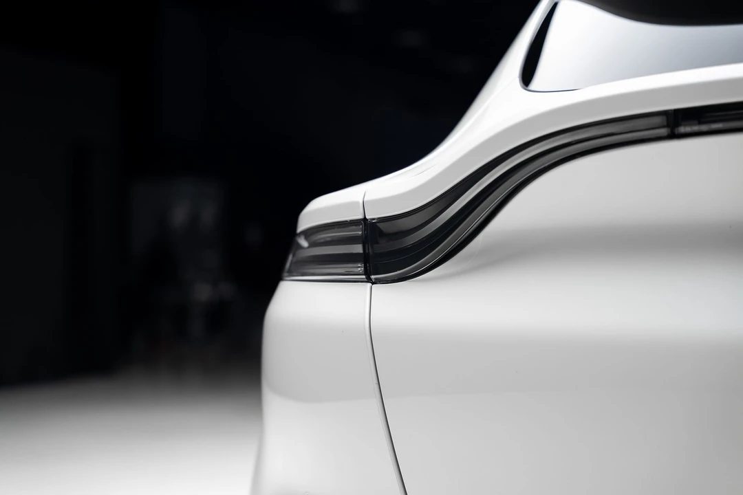 2021 Aston Martin DBX - Image 27 of 31