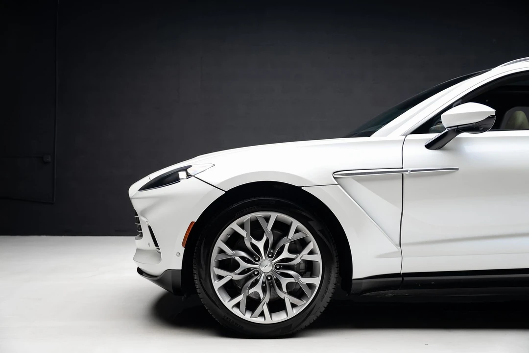 2021 Aston Martin DBX - Image 18 of 31