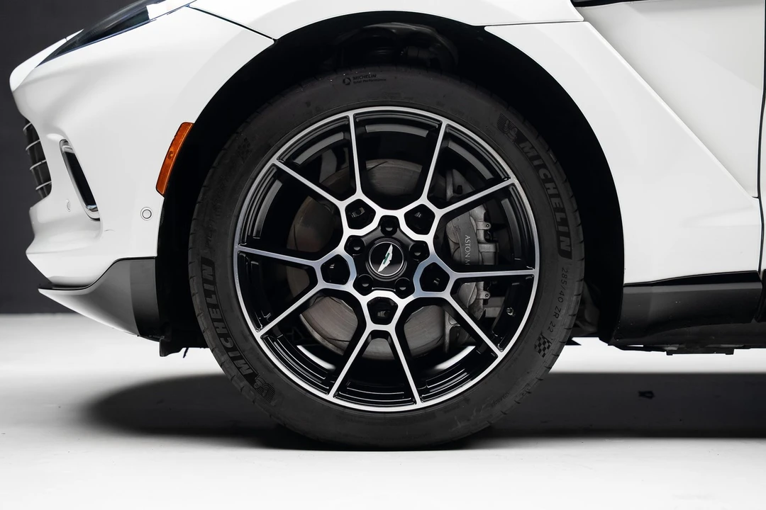 2021 Aston Martin DBX - Image 18 of 31