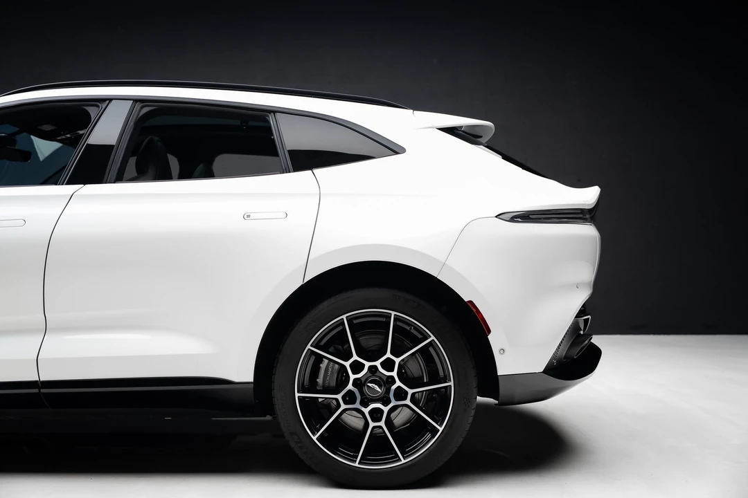 2021 Aston Martin DBX - Image 19 of 31
