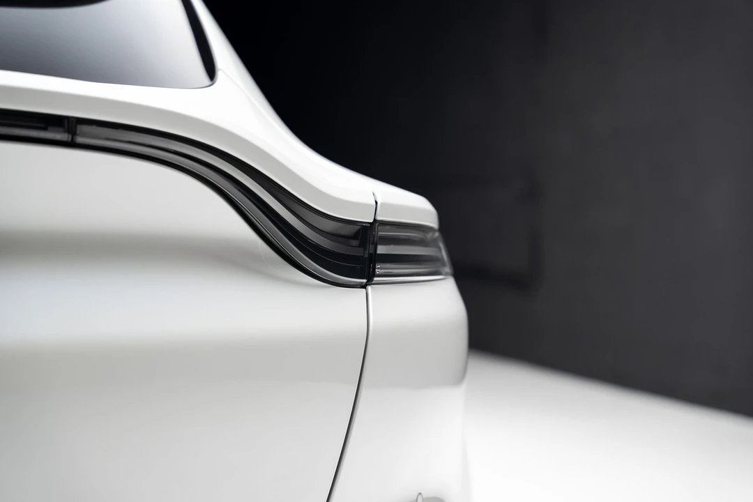 2021 Aston Martin DBX - Image 28 of 31