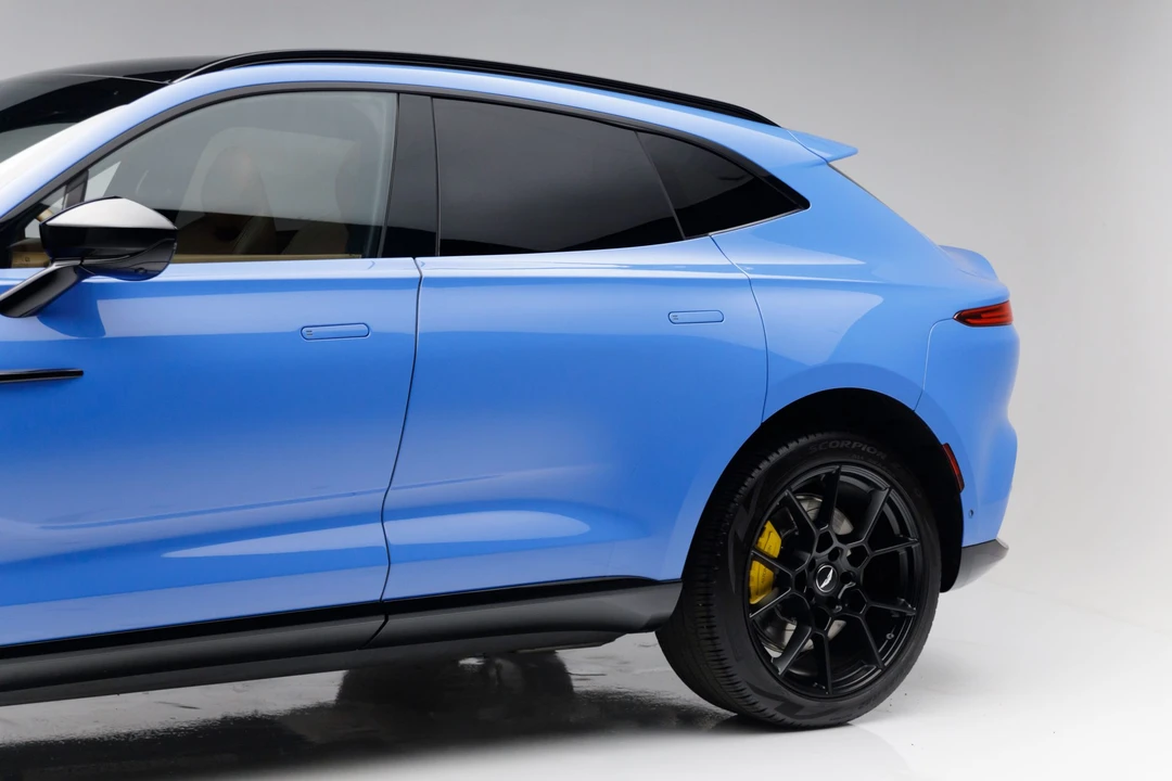 2021 Aston Martin DBX - Image 17 of 31
