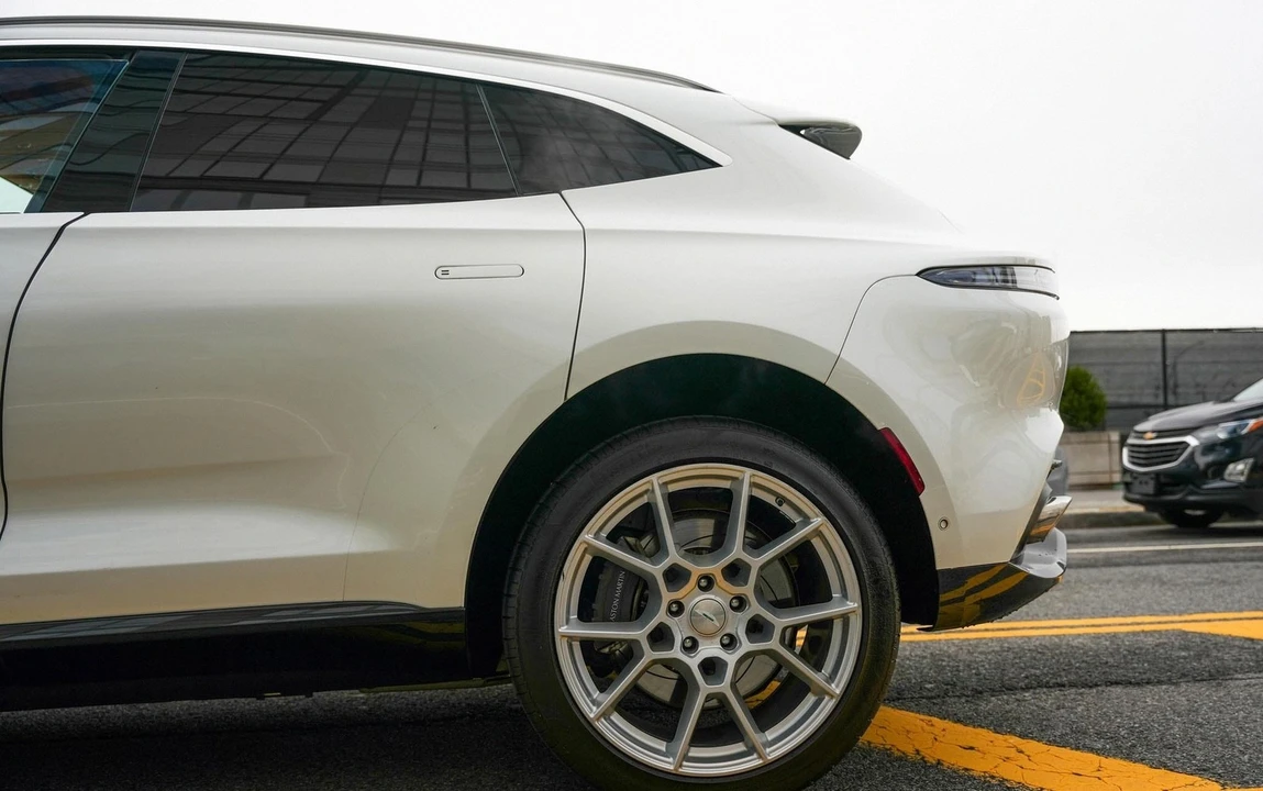 2021 Aston Martin DBX - Image 6 of 25