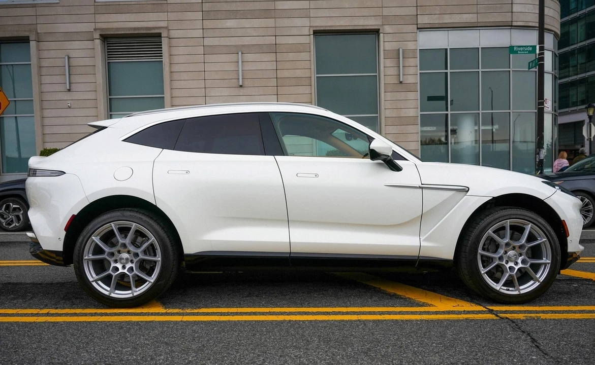 2021 Aston Martin DBX - Image 10 of 25
