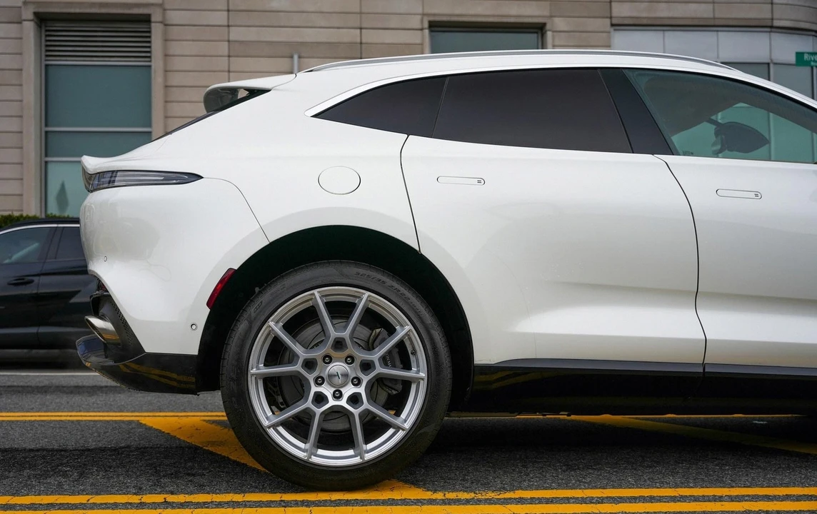 2021 Aston Martin DBX - Image 11 of 25