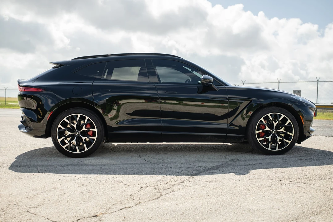 2021 Aston Martin DBX - Image 9 of 31