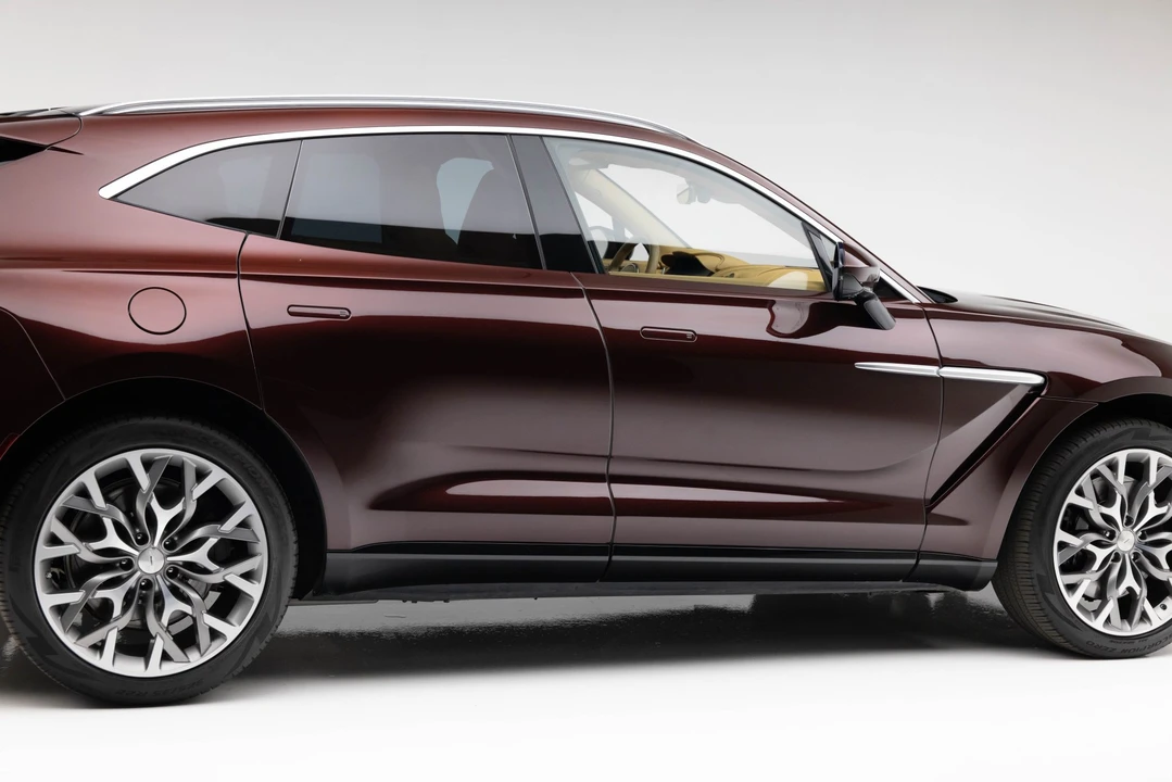 2021 Aston Martin DBX - Image 18 of 31