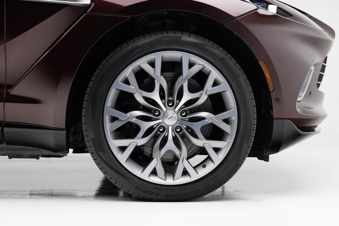 2021 Aston Martin DBX - Image 27 of 31