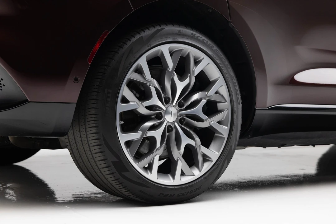 2021 Aston Martin DBX - Image 28 of 31