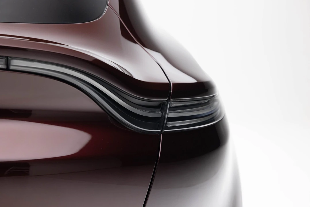 2021 Aston Martin DBX - Image 17 of 31