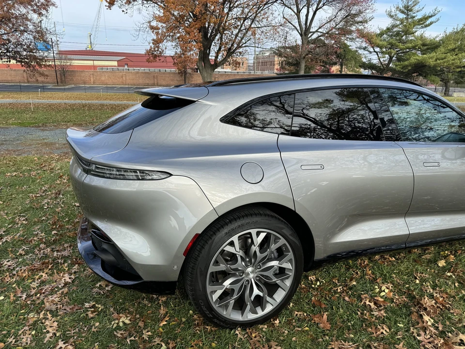 2021 Aston Martin DBX - Image 17 of 31
