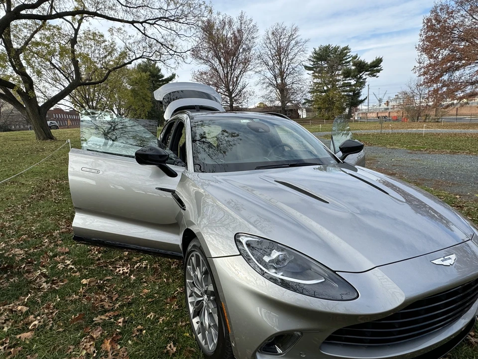 2021 Aston Martin DBX - Image 19 of 31