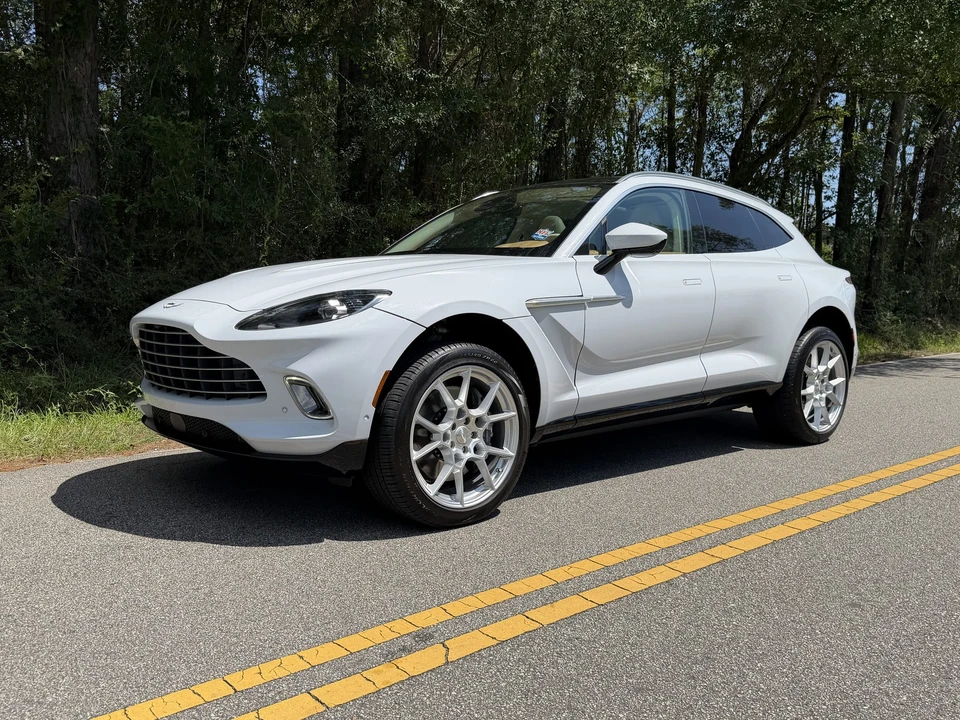 2021 Aston Martin DBX - Image 11 of 31