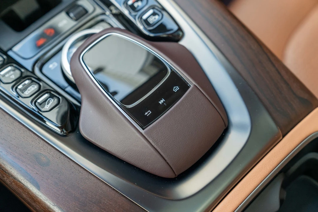 2021 Aston Martin DBX - Image 27 of 31