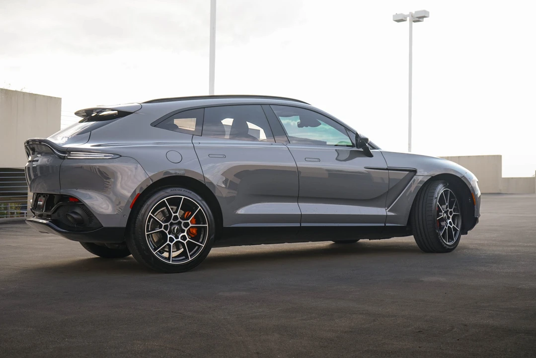 2021 Aston Martin DBX - Image 9 of 31