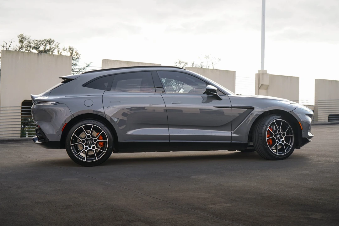 2021 Aston Martin DBX - Image 10 of 31