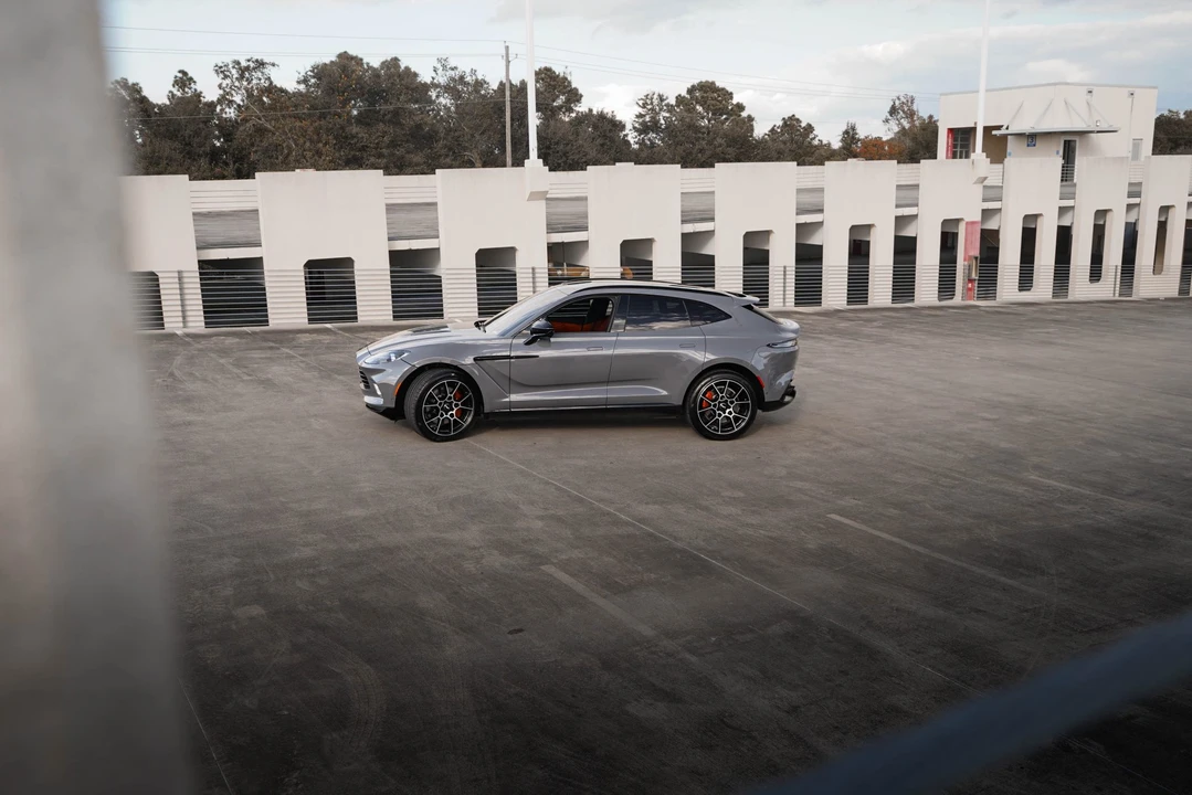 2021 Aston Martin DBX - Image 17 of 31