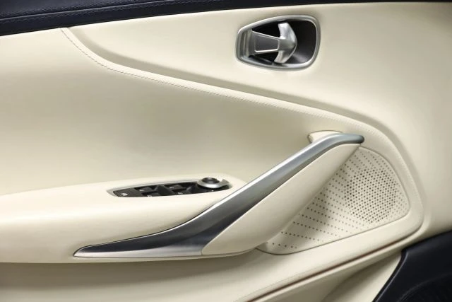 2021 Aston Martin DBX - Image 12 of 31