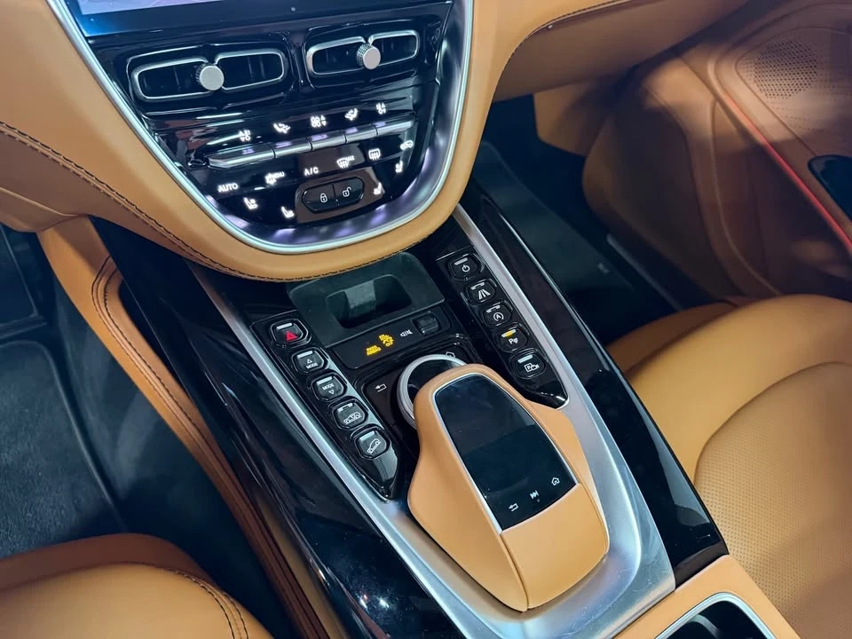 2021 Aston Martin DBX - Image 9 of 20