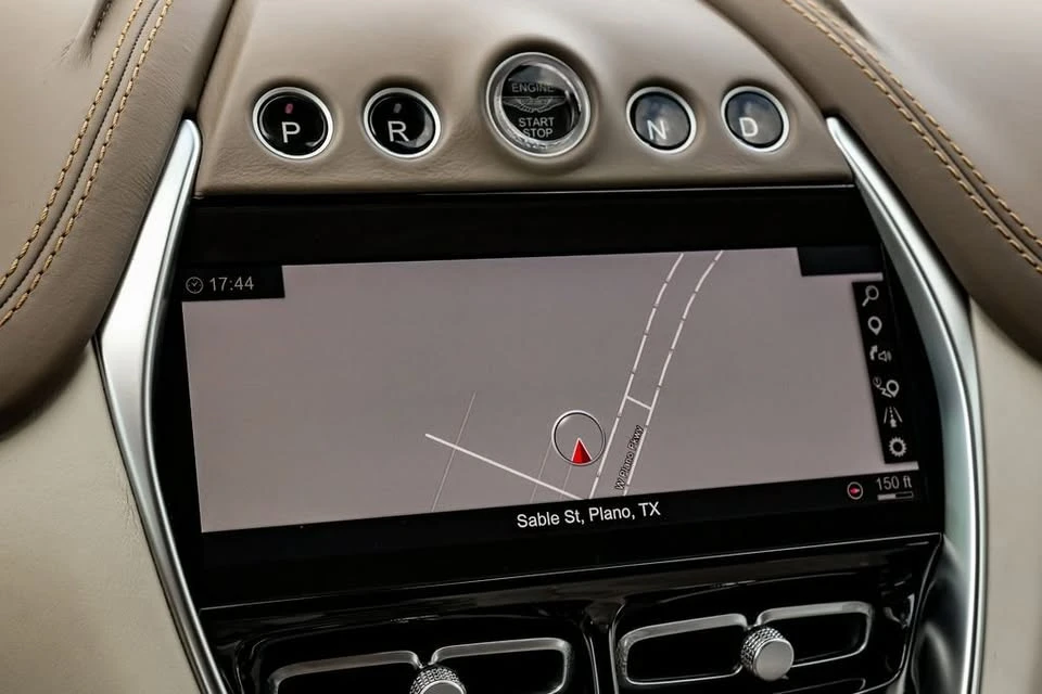 2021 Aston Martin DBX - Image 18 of 19