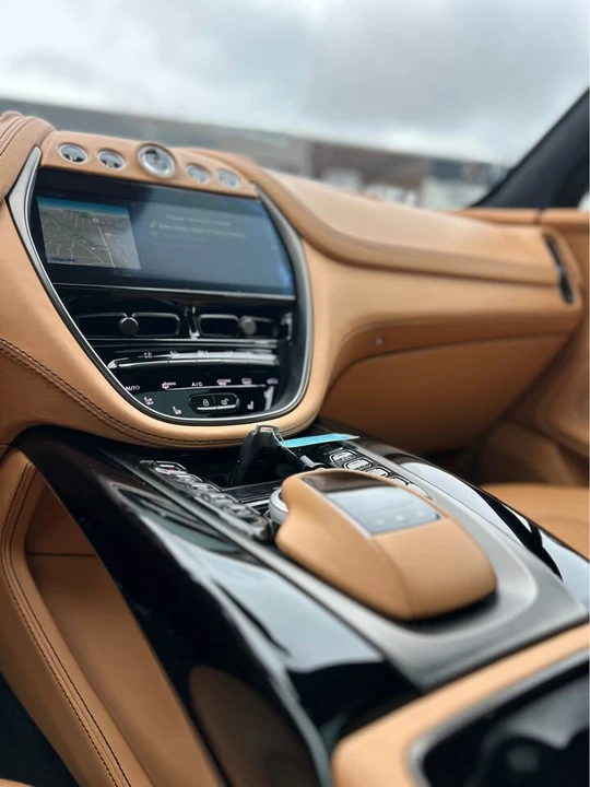 2021 Aston Martin DBX - Image 10 of 15