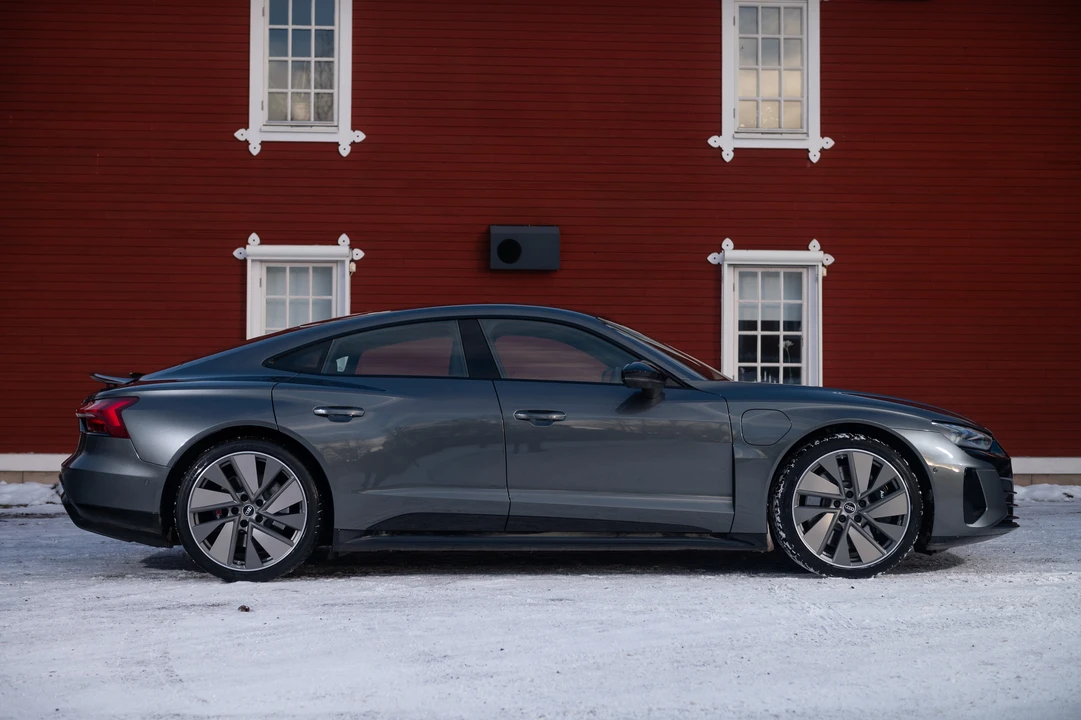 2021 Audi e-tron GT - Image 8 of 31