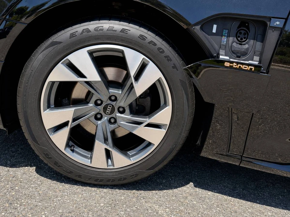 2021 Audi e-tron - Image 12 of 17