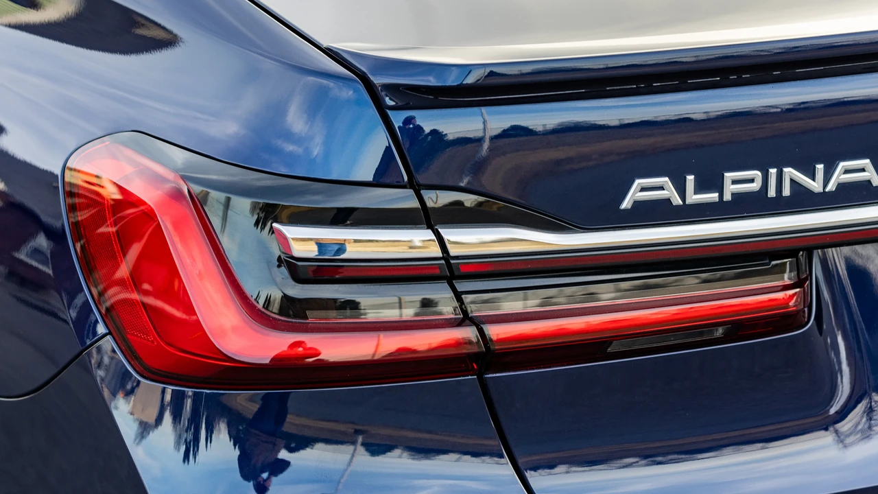 2021 BMW Alpina B7 - Image 17 of 31