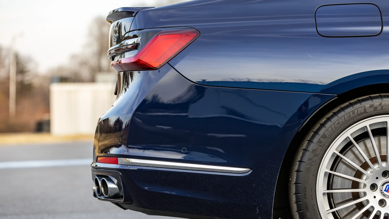 2021 BMW Alpina B7 - Image 25 of 31