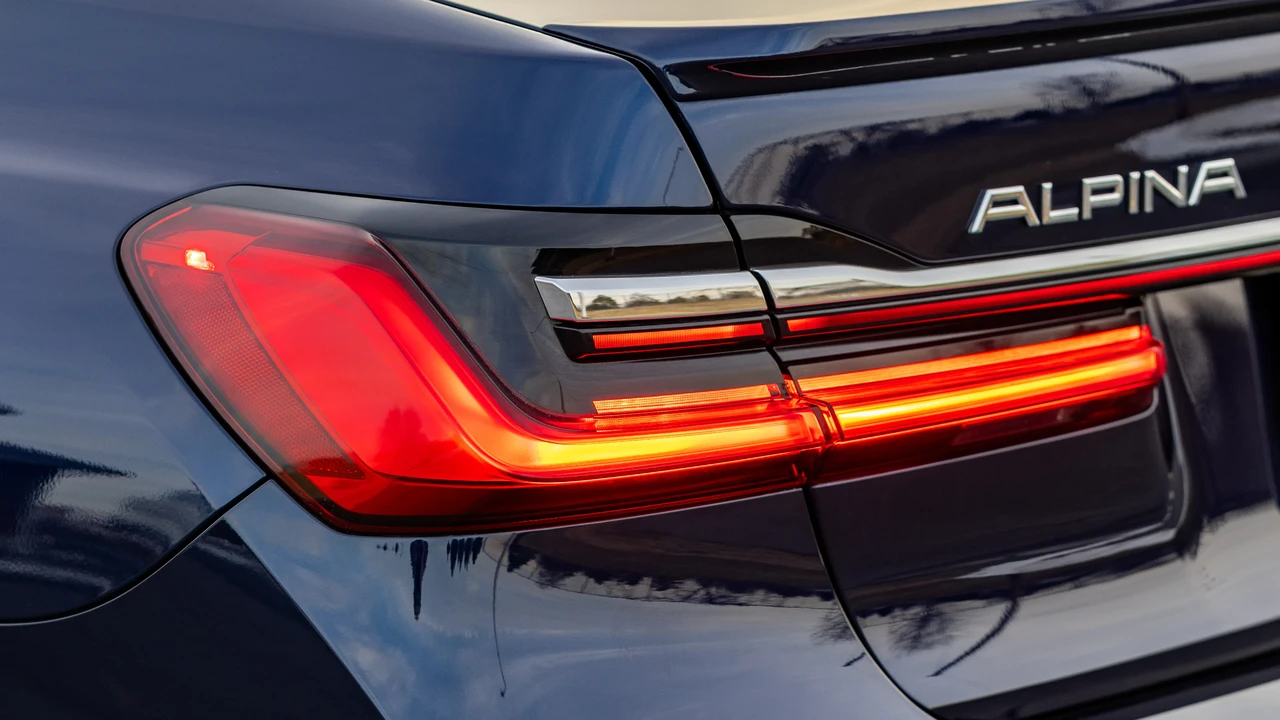 2021 BMW Alpina B7 - Image 14 of 31