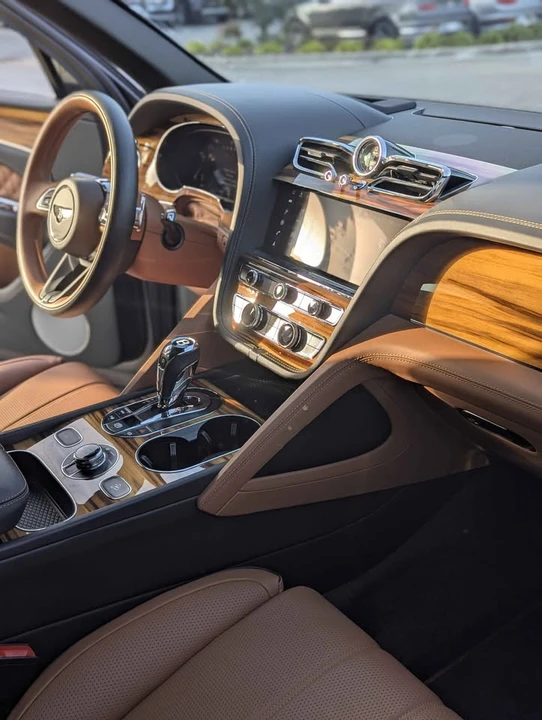 2021 Bentley Bentayga - Image 16 of 17