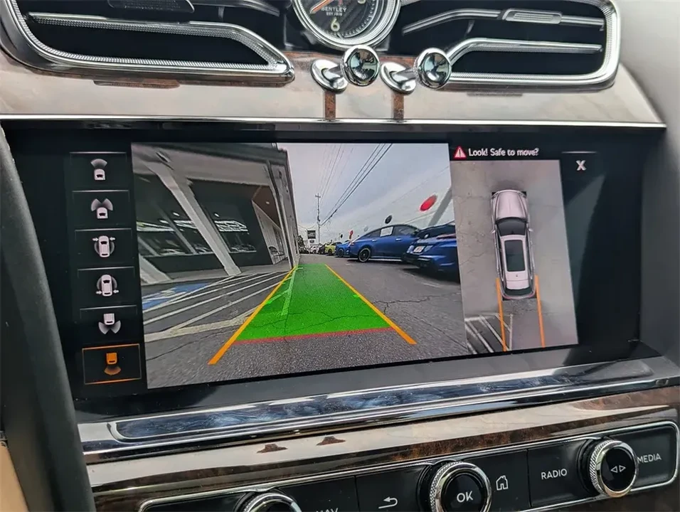 2021 Bentley Bentayga - Image 13 of 17